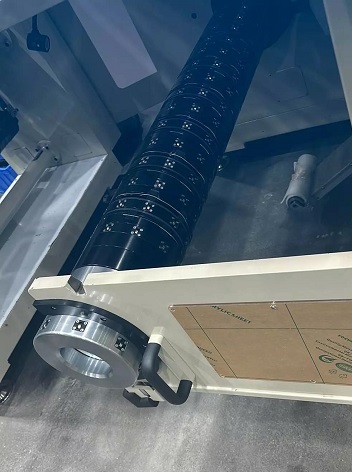 博揚工程師與隆合黃經理討論產品測試技術方案